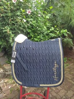 Tmavě modrá drezurní dečka Eskadron s beránkem na kohoutku