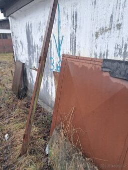 dvoukřídlá kovová vrat