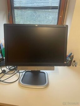 22" monitor HP L2245wg + originální Speaker Bar