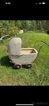 Starožitný kočárek perak