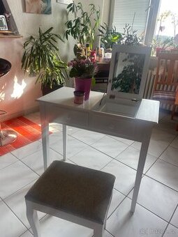 Toaletní (kosmetický) stolek se židličkou