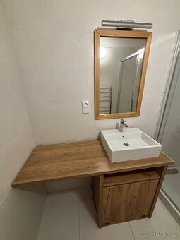 Koupelnova deska, umyvadlo s baterii a zrcadlo