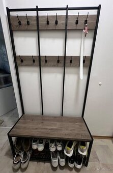 Věšák s botníkem