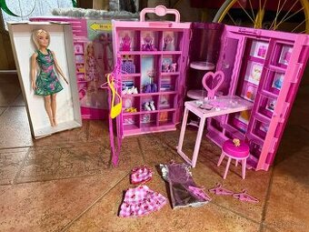 Šatník s panenkou Barbie a mnoha doplňky Mattel