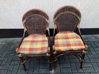 Tmavá ratanová křesla