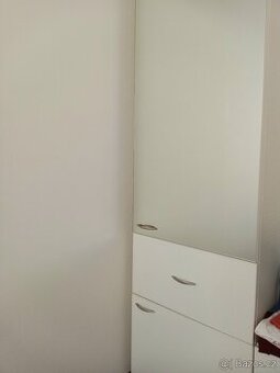 Skříň se zrcadlovými dveřmi a s nástavcem