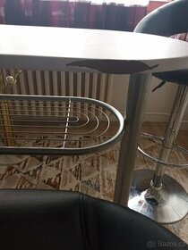 Stůl s barovými židlemi