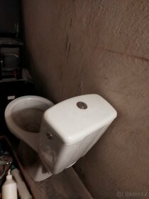 Umyvadlo,WC zrcadlo,stará síta,židle s koženými sedáky - 1