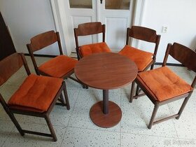 Židle 5 ks s polstrovaným sedákem a kulatý stolek.
