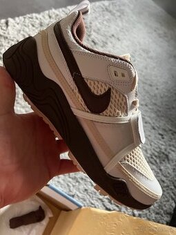 Nike x Travis Scott Zoom Field Jaxx - 1