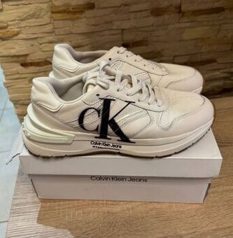 od Calvin Klein v mléčně bílé barvě - stylová