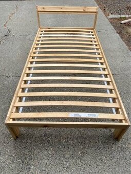 Dřevěná postel Ikea Neiden 200x90cm s roštem Luroy a matrací