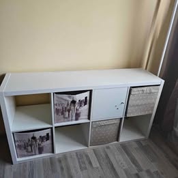 Bilý kallax Ikea 4x2 i s krabicemi
