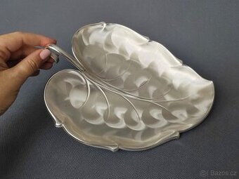 Postříbřená misa v designu listu od německý společnosti WMF