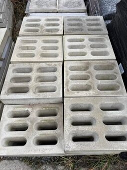 Betonová zatravňovací dlažba (30 x 40 x 8 cm)