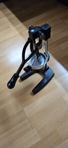 Ruční lisovač granátových jablek a citrusů