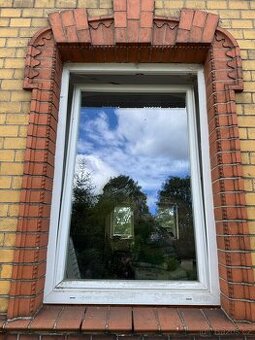 Prodám Plastová okna 105 š x 160 v včetně parapetů a žaluzií