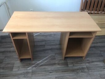 Menší psací stůl