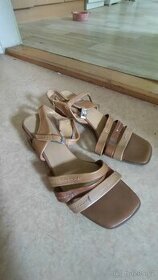 Béžové sandálky