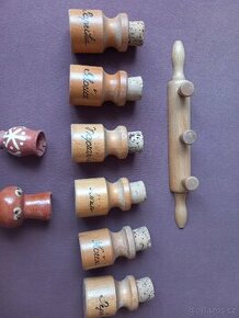 Dřevěné korenky a věšácek na chalupu