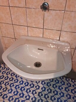 pěkné umyvadlo 44x49 cm sifon a konzole