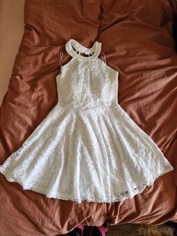 Bile saty vhodne i jako svatebni ci populnocni