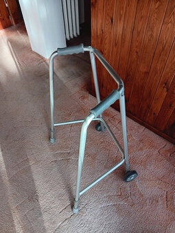 Invalidní chodítko.