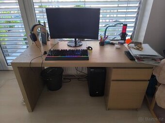 Psací stůl z Ikea