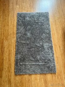 šedý koberec