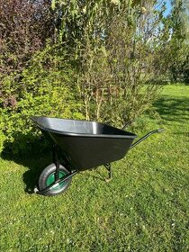 Zahradní - hospodářské  kolečko 180 l.  150 kg.