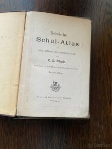 Dva starožitné školní atlasy