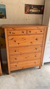 Ikea Hemnes vysoká komoda 6š masiv mořidlo antik Leksvik