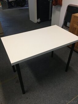 Bílé a šedé stoly IKEA
