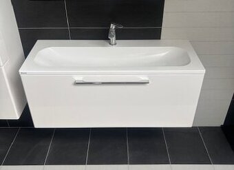 Skříňka s umyvadlem a baterií a vysoká skříň