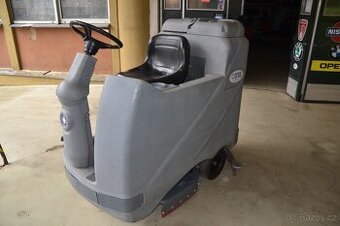 Podlahový mycí stroj Nilfisk BR 800 S se sedící obsluhou