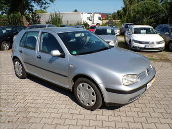 Volkswagen Golf 1,6 i KLIMA,TAŽNÉ ZAŘ.