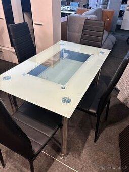 Kuchyňský stůl a zidle