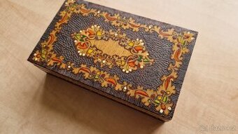 Ručně zdobená dřevěná krabička z roku 1978 (Bulharsko)