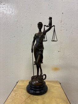 Bronzová socha Spravedlivosti