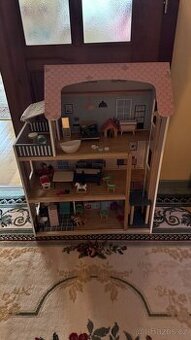 Dřevěný domeček s výtahem.