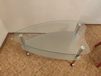 Skleněný konferenční stolek