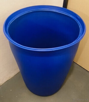 Plastový sud 200L dříve uzavřený, nyní vyříznutý