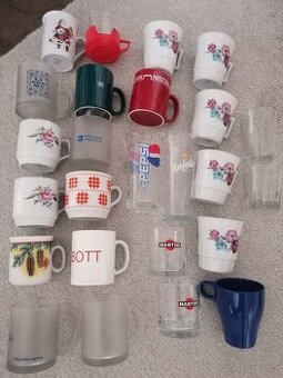 Hrnečky skleničky, jahody, růže