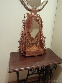 Vyřezávaná toaletka se šuplíkem