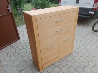 Dřevěná komoda