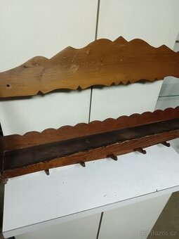 Vyřezávaná dřevěná polička - 1