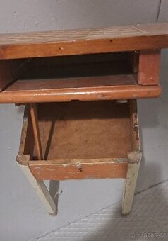 Starý dětský stolek s úložným prostorem
