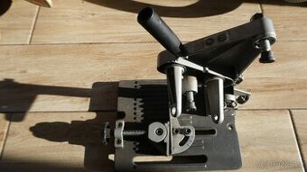 Přípravek na uchycení úhlové brusky