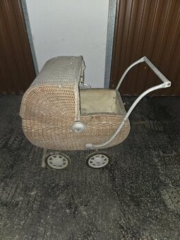 Starý proutěný kočárek na panenky levně