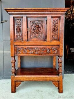 Starožitný masivní vyřezávaný kabinet